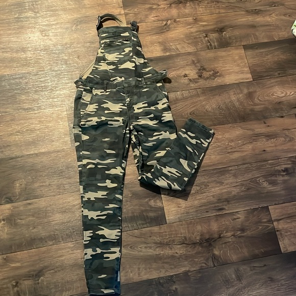 Forever 21 Camo Skinny Jean Overalls Size Medium - Picture 3 of 7